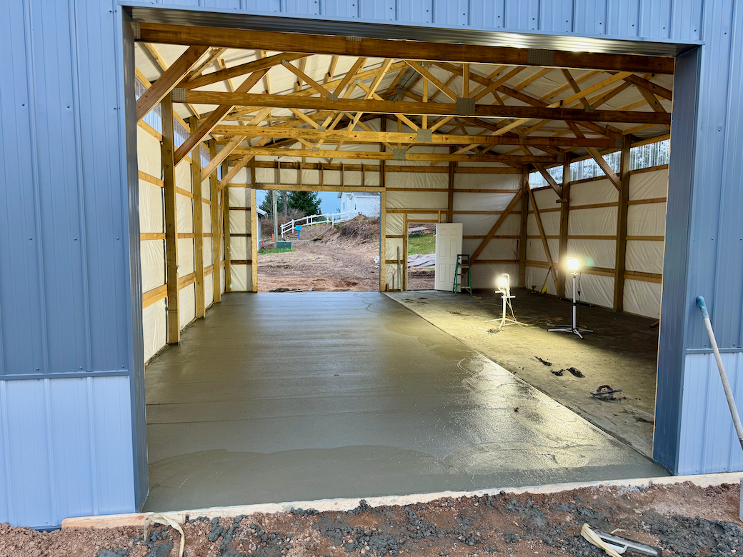 17 Dera 2023 - concrete in pole barn (2).jpeg